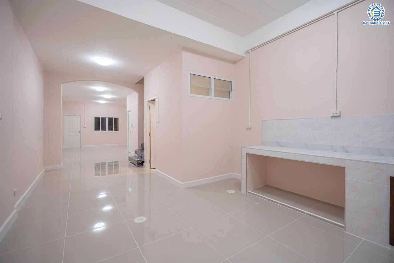 บ้านมือสองตกแต่งใหม่ โครงการ ราณี4 แจ้งวัฒนะ เนื้อที่ 23 ตร.ว. ฟังก์ชัน 2 ห้องนอน 2 ห้องน้ำ จอดรถได้ 1 คัน รองรับทุกกิจกรรม บนทำเลเชื่อมต่อหลายเส้นทาง ใกล้สนามบินดอนเมือง จุดขึ้นทางด่วน "โทลล์เวย์ดอนเมือง" และรถไฟฟ้าสายสีแดง "สถานีหลักสี่"